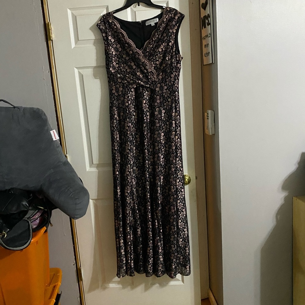 Beautiful Tahari pink and black lace gown. - Picture 2 of 2